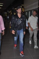 Hrithik Roshan snapped at airport in Mumbai on 20th April 2012 (10).JPG